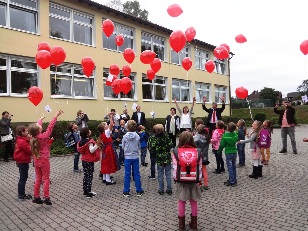 Zur Feier des Tages durften die Kinder dann auch noch Luftballons steigen lassen Bild: Tom Kreuzer