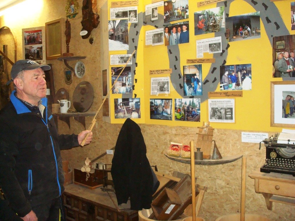 Eine Schauwand in der Handwerkerscheune erinnert an die frühere Fassbinder-Werkstatt Mickisch in Tirschenreuth