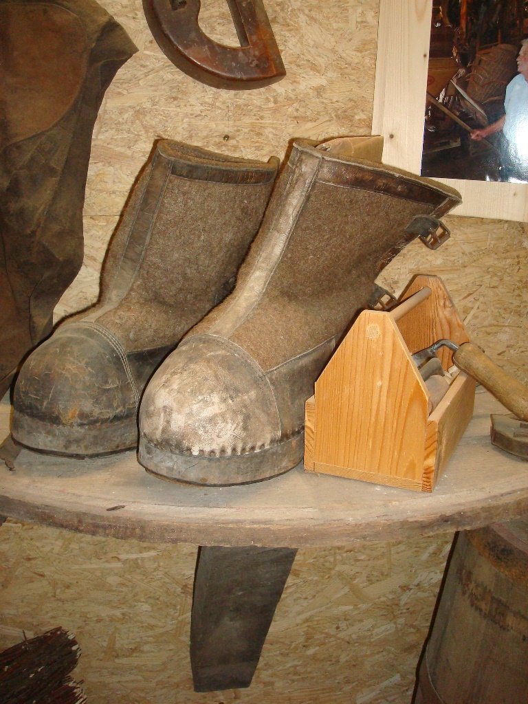 Mit solchen Schuhen wurde in der Fassbinder-Werkstatt gearbeitet