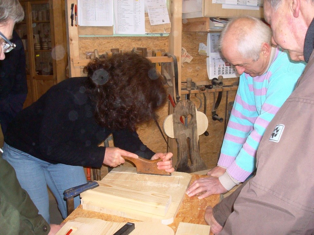 Auch Frauen packten beim Bearbeiten des Holzes kräftig mit an