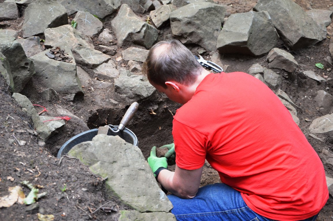 Diese Grube ist größer als die anderen. Mark Wurlitzer begutachtet ein Stück, dass er gerade ausgegraben hat.