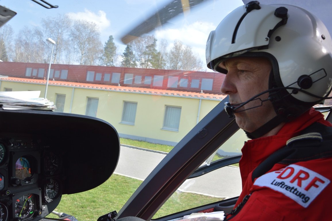 Pilot Jochen Huber ist genauso lange dabei, wie Christoph 80 - seit fünf Jahren fliegt er die Einsatzkräfte zu Unfällen und Notfällen.