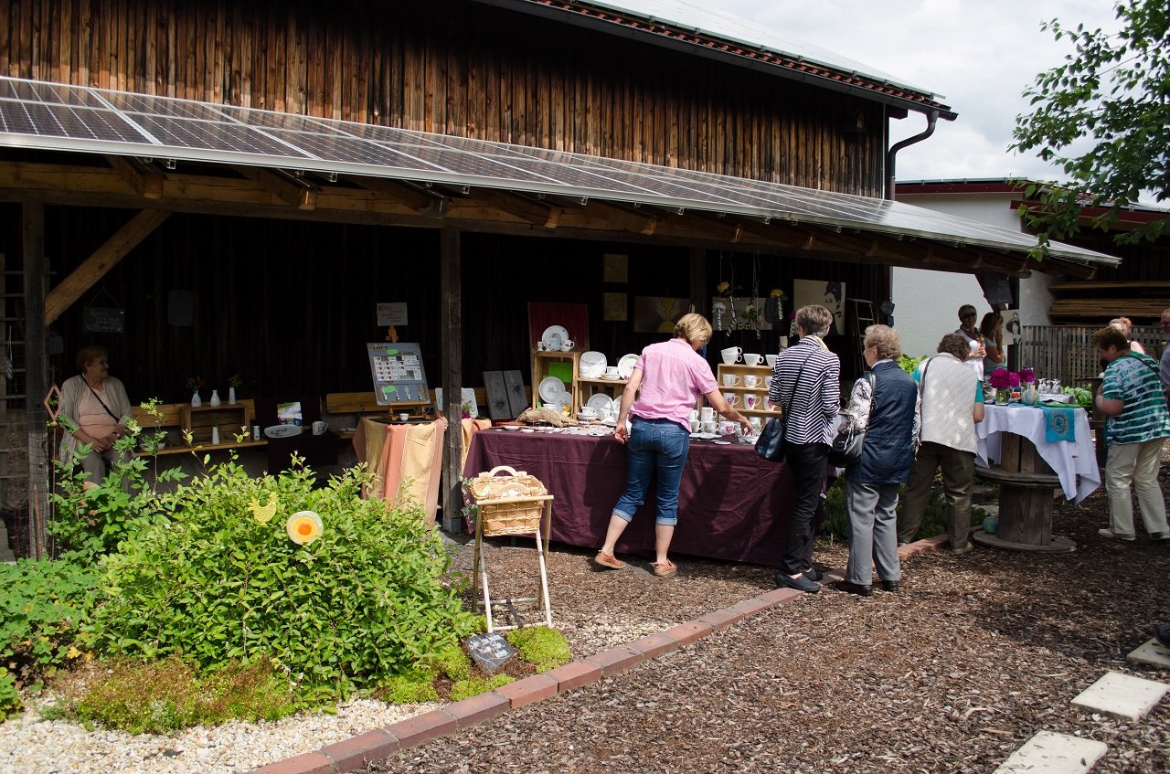 Viele Besucher nutzten die Gelegenheit und schlenderten am "Tag der offenen Gartentür" durch den Naturerlebnisgarten der Umweltstation. Köstlichkeiten rund um das Thema Kräuter und Böhmische Blasmusik luden zum Verweilen in der Natur ein.
