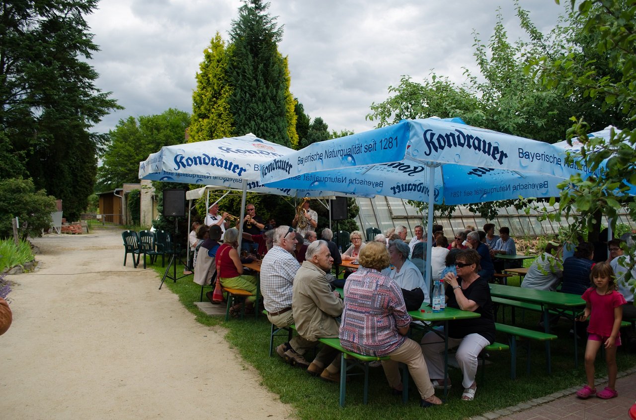 Viele Besucher nutzten die Gelegenheit und schlenderten am "Tag der offenen Gartentür" durch den Naturerlebnisgarten der Umweltstation. Köstlichkeiten rund um das Thema Kräuter und Böhmische Blasmusik luden zum Verweilen in der Natur ein.