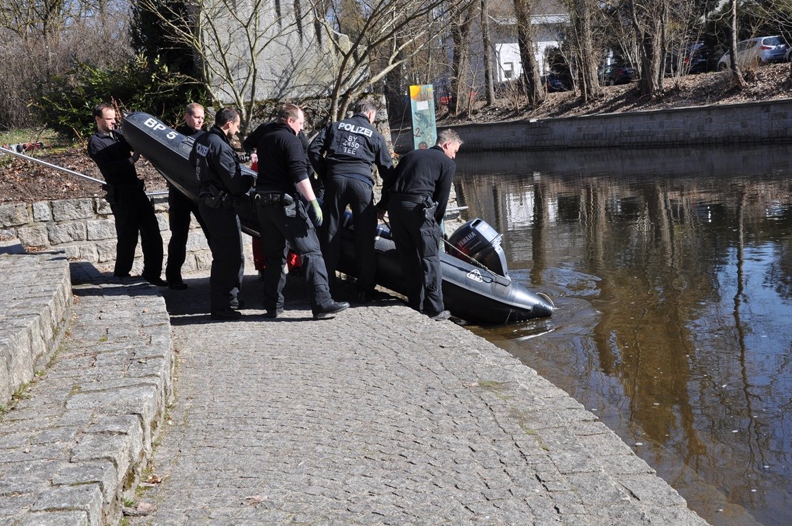 Polizei Symbol  Boot Taucher Flutkanal Überwackungskameras