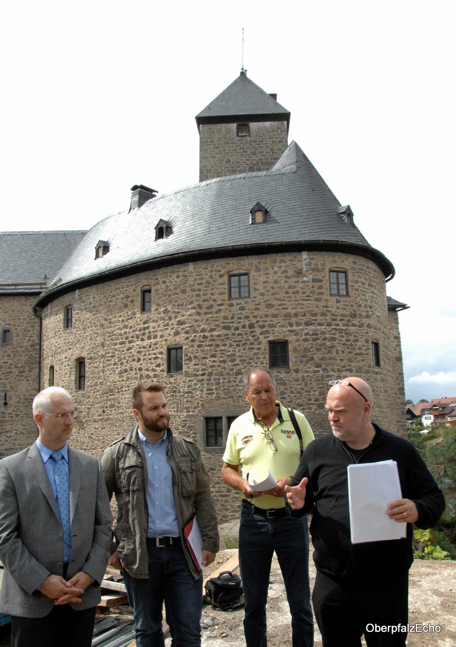 Architekt Peter Brückner (rechts) erläuterte, wie das Areal künftig gestaltet und genutzt werden soll. Mit im Bild: Burgenbeauftragter Matthias Grundler (Zweiter von links).