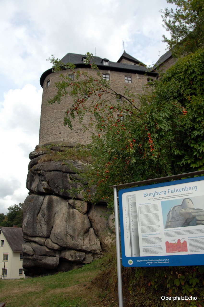 Die Burg Falkenberg erstreckte sich vom 11. bis 13. Jahrhundert wohl noch ein ganzes Stück weiter östlich von der heutigen Kernanlage.