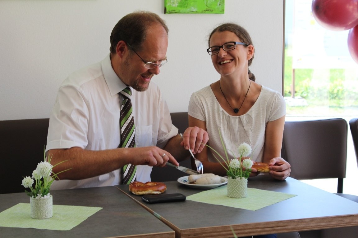 Bürgermeister Thorsten Hallmann und seine Frau ließen sich auch eine Weißwurst zur Feier der Dorfladen-Eröffnung schmecken!