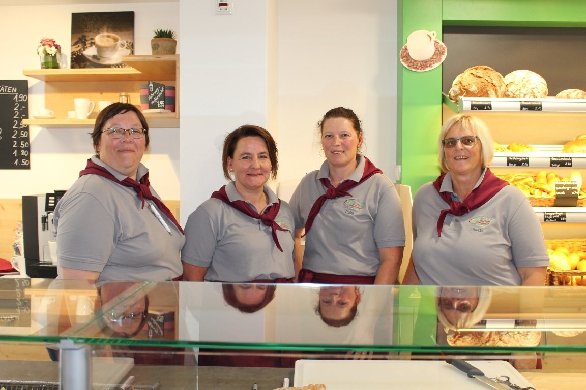 Sie sind das Herzstück des Dorfladens Schwarzenbach: Annegret Pschierer, Sabine Thumfart, Petra Kellner und Claudia Burger (von links) mit Kollegin Olga Welch (nicht im Bild) kümmern sich um ihre Kunden.