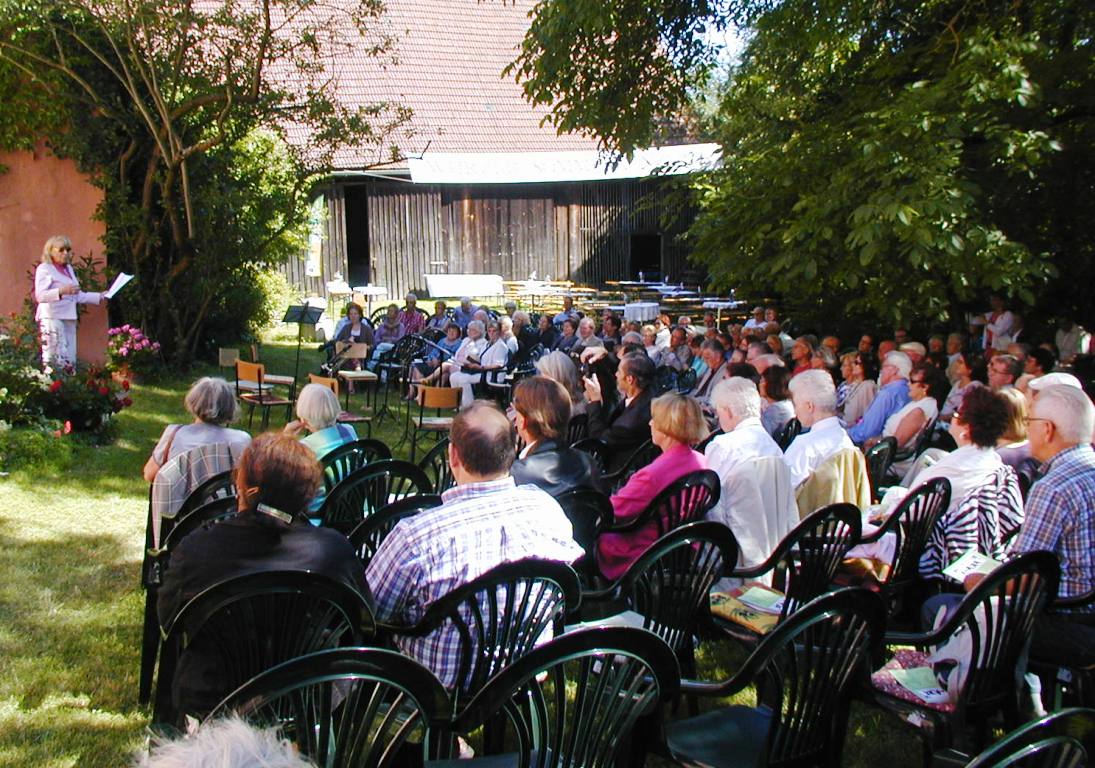 Dr. Rita Kielhorn eröffnete am letzten Wochenende die 28. Wurzer Sommerkonzerte in ihrem alten Pfarrhof von Wurz bei Püchersreuth Foto: Anastasia Poscharsky-Ziegler
