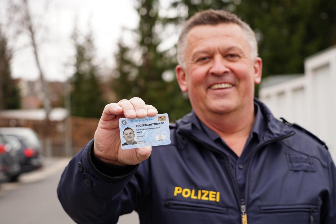 Polizei Neustadt: Die ersten mit neuen Ausweisen