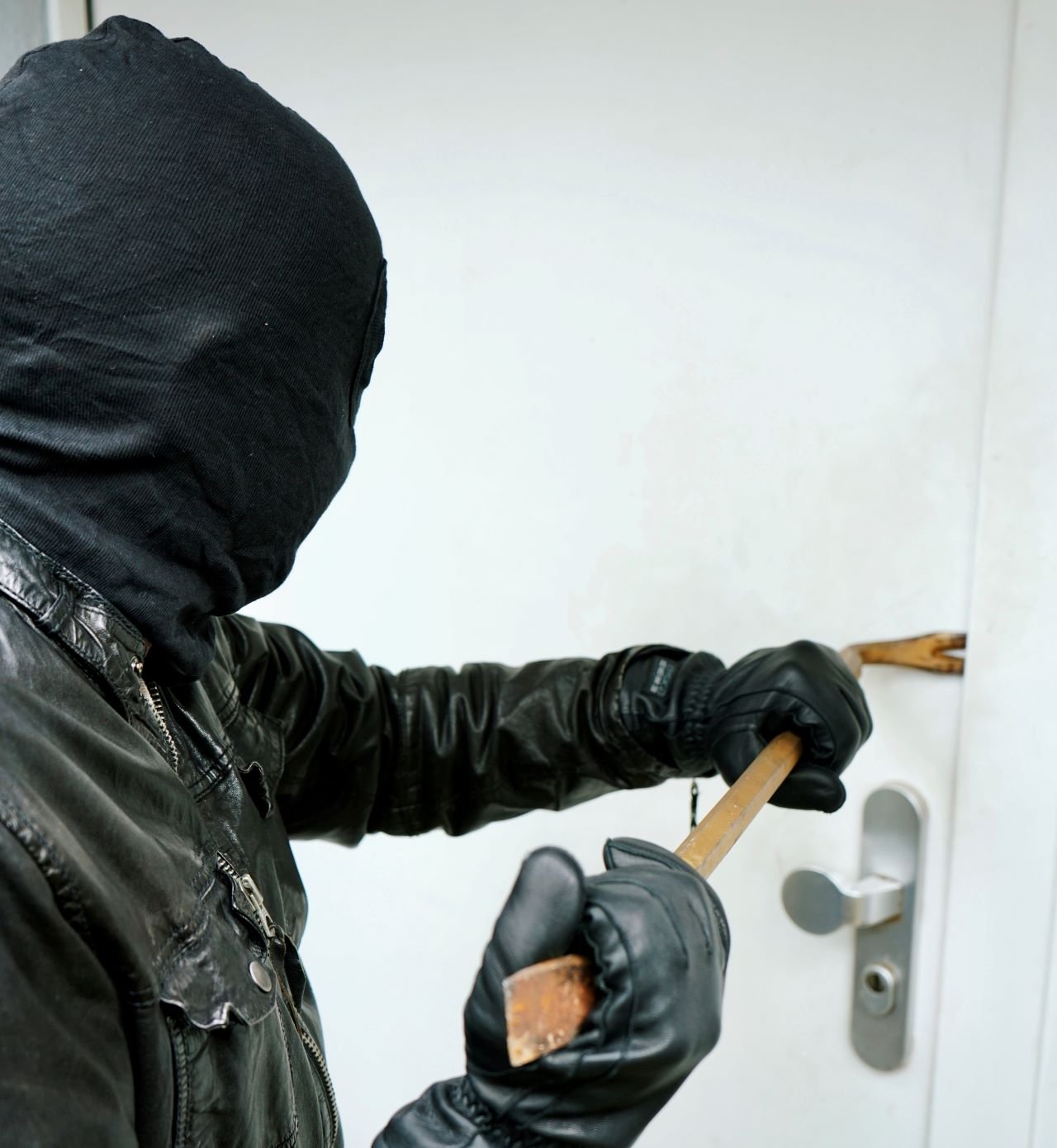 Einbrecher Einbruch Dieb Diebe Symbol Symbolbild Tür aufbrechen Polizei Brecheisen