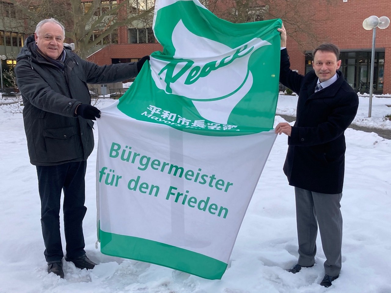Oberbürgermeister Jens Meyer und Bürgermeister Lothar Höher hissten die Flagge vor dem Neuen Rathaus. Bild: Stadt Weiden