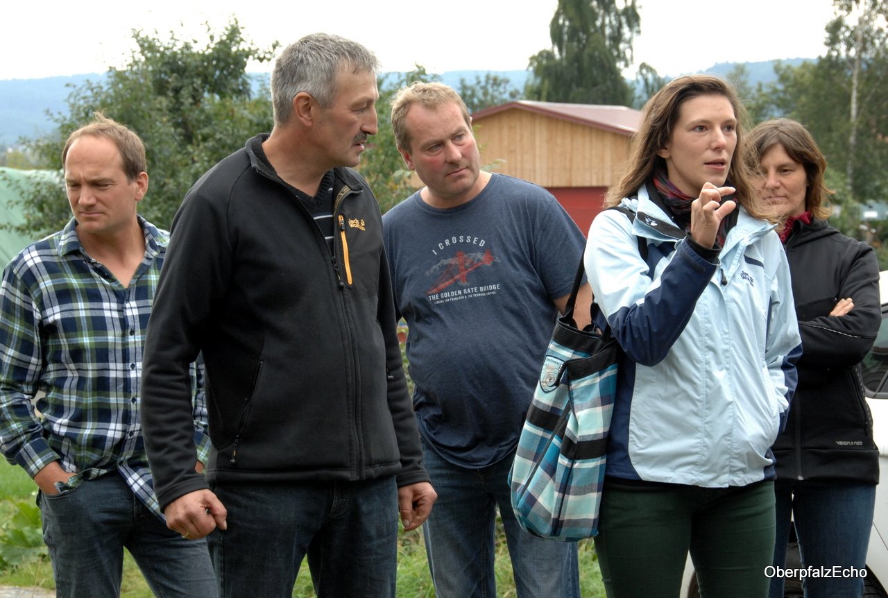 Diplom-Agraringenieurin Elisabeth Waldeck (Zweite von rechts) von der Öko-Modellregion Steinwald-Allianz, hatte den Infotag für an einer Umstellung interessierte Landwirte organisiert.