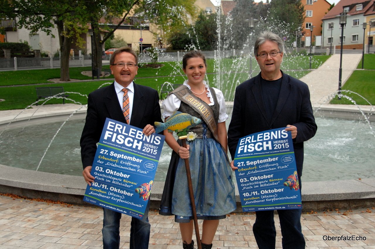 Bürgermeister Hans Donko (von links), Teichnixe Lena Bächer und der Vorsitzende der ARGE Fisch, Hans Klupp, können den Auftakt der Erlebniswochen Fisch im neuen Stadtpark von Erbendorf kaum noch erwarten.
