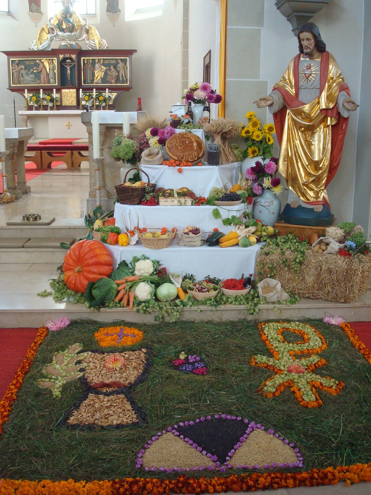 Der Erntealtar in der Kirche war mit vielen Früchten und einem herrlichen Blumenteppich von den Pfadfinder gestaltet. 