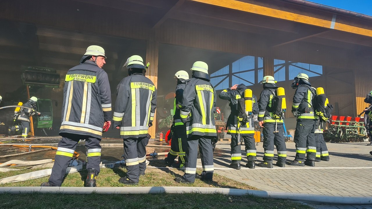 Erntemaschine fängt in landwirtschaftlicher Halle Feuer Mähring Tirschenreuth Feuerwehr Bilder: NEWS5/Wellenhöfer