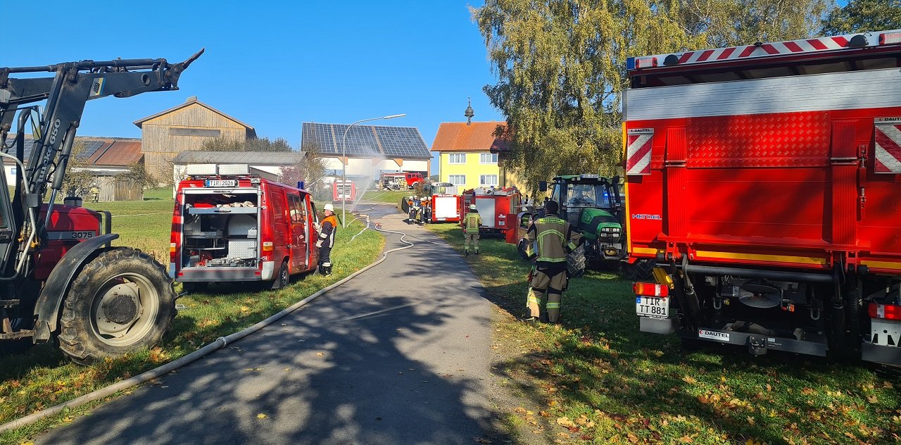 Eine Erntemaschine fing heute in einer landwirtschaftlichen Halle Feuer. Bilder: NEWS5/Wellenhöfer 