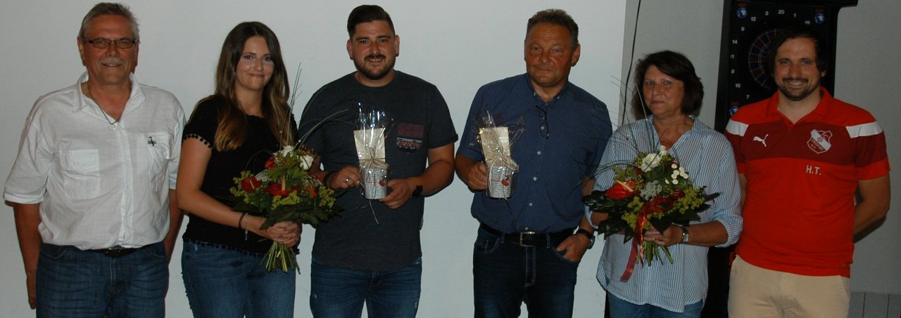 Tobias Hösl (links) ehrte Helmut Gilch (dritter von links) und Reinhard Marschke (dritter von rechts).  Bild: Rudi Fischer