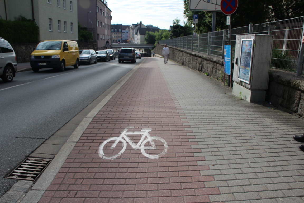 Symbol Fahrradweg, Radweg, Radfahrer, Weiden, Straße