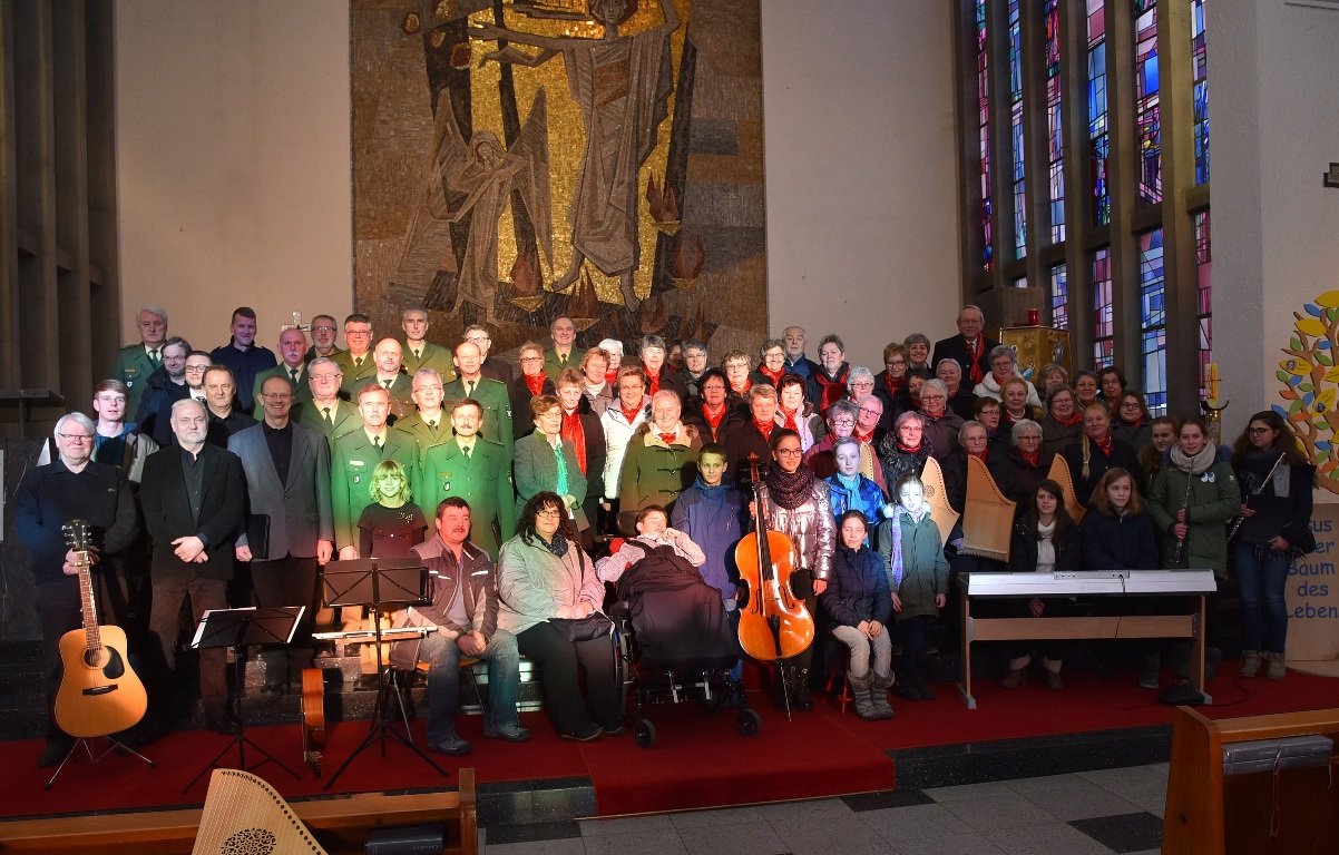 Familie Huschka (Mitte) und alle Interpreten, Veranstalter und Organisatoren bei Benefiz für Lisa in Kirche „Maria Königin“ Schirmitz