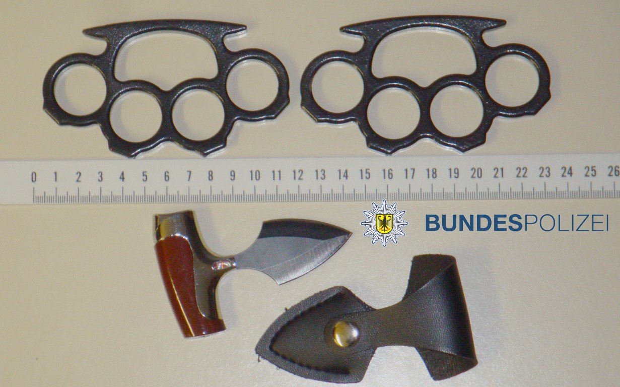 Faustmesser Schlagringe Schmuggeln Waffen Bild Bundespolizei Fahnder