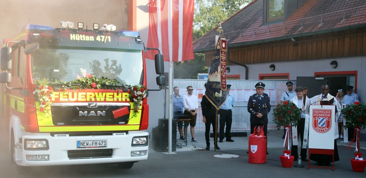 Das neue Feuerwehrhaus und das brandneue Löschfahrzeug machen die Feuerwehr Hütten stolz. 