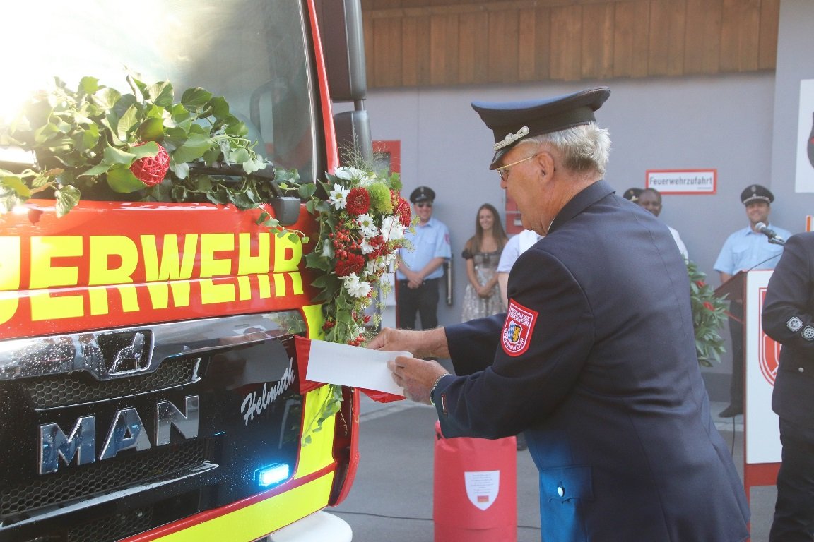 Altbürgermeister Helmut Wächter ist der Pate des neuen Löschfahrzeugs der Feuerwehr Hütten. 