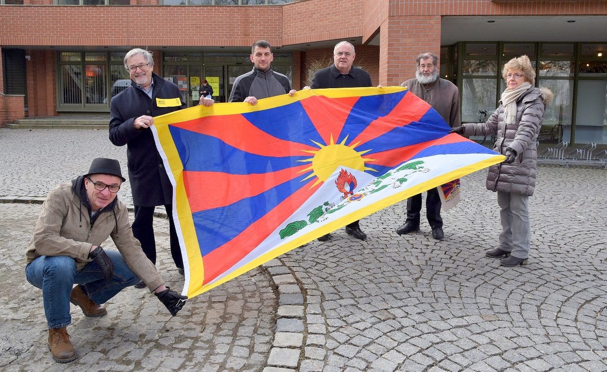 Flagge, Tibet, Neues Rathaus Weiden, Menschenrechte (2), Bernhard Filchner, Veit Wagner, Stefan Hirmer, Lothar Höher, Otto Fuhrmann, Dr. Heidi Nickl