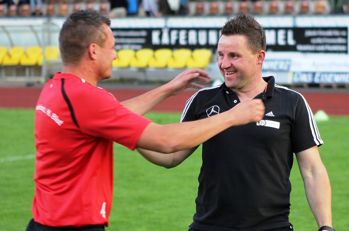 Franz Koller (r.) bejubelte im Juni noch den Landesliga-Aufstieg des SV Neukirchen Hl. Blut, ehe er nach einer Pause nun die SpVgg SV Weiden zum Klassenerhalt führen soll. Foto: S. Landgraf