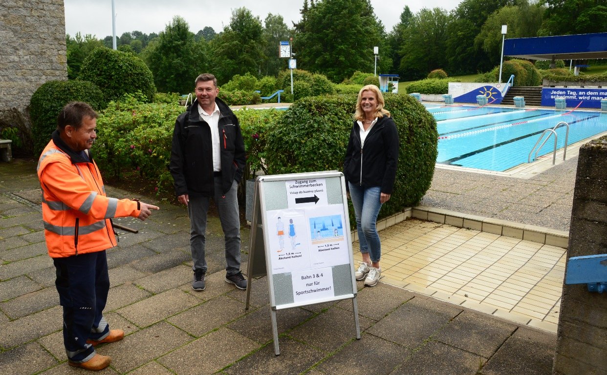 Mehrsprachige Hinweisschilder weisen die Badegäste im Freibad Pleystein darauf hin, welche Regeln zum Schutz gelten.
