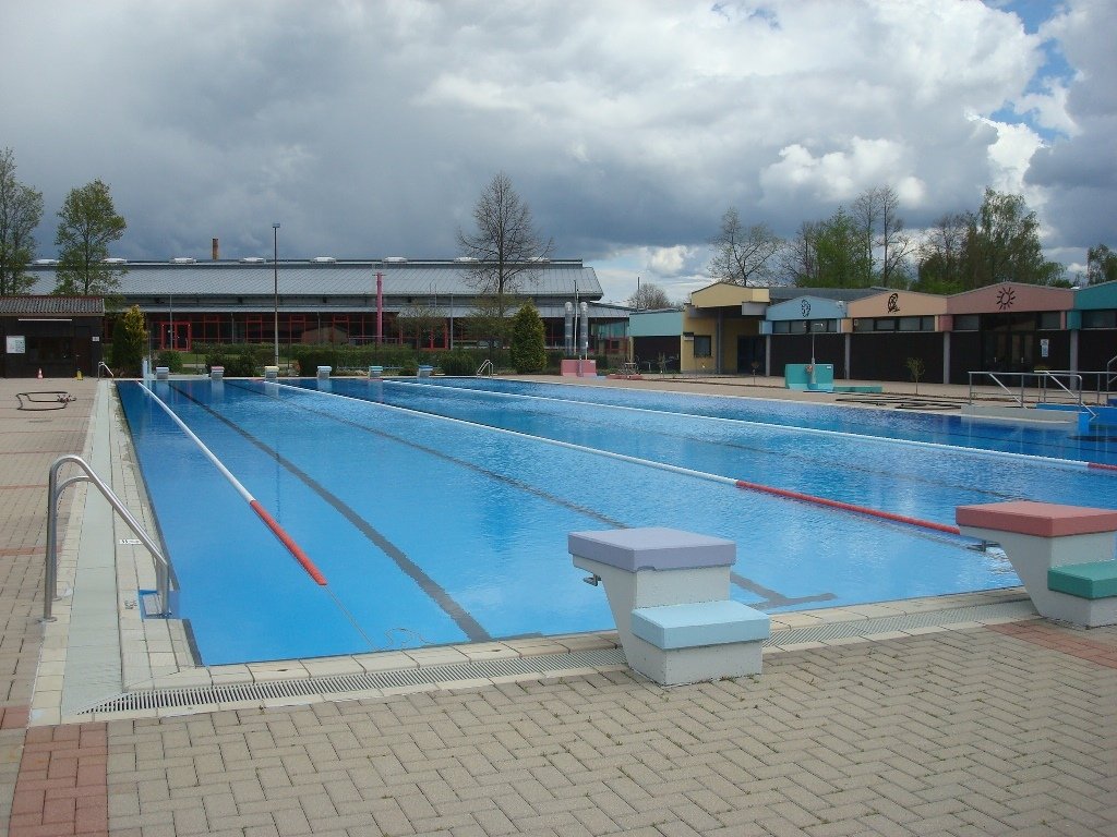 Das große Schwimmerbecken ist in Schwimmzonen aufgeteilt. Bis zu 80 Personen dürfen sich gleichzeitig darin aufhalten. Bild: Werner Männer. 