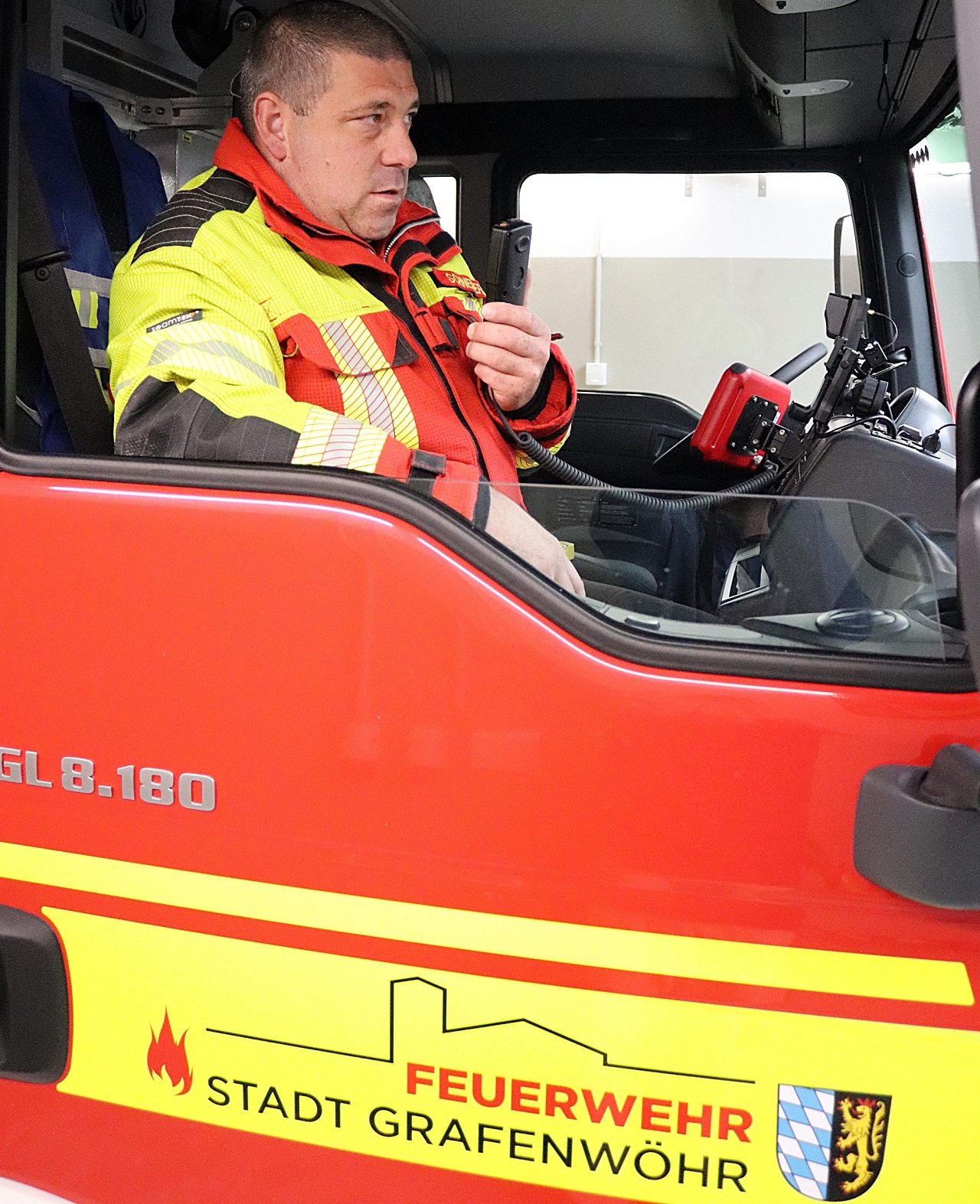 Freiwillige Feuerwehr Hütten Stadt Grafenwöhr Neues Fahrzeug Einsatzbereit gemeldet Einweisung am Fahrzeug Bild Jürgen Masching