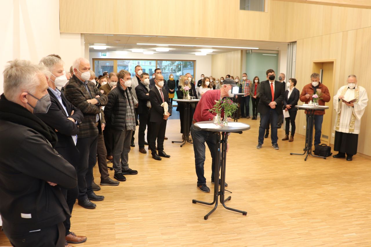 Viele Erzieherinnen und BRK-Mitarbeiter, auch auch Gäste aus der Politik, Wirtschaft und Verwaltung nahmen an der Eröffnungsfeier teil. Bild: Stadt Tirschenreuth