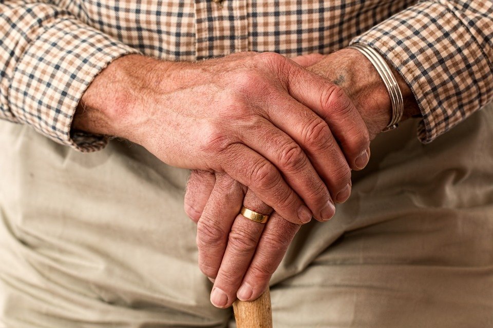 Gehstock Polizei Symbol Senior Rentner alt Hände Arm Ring Ehering