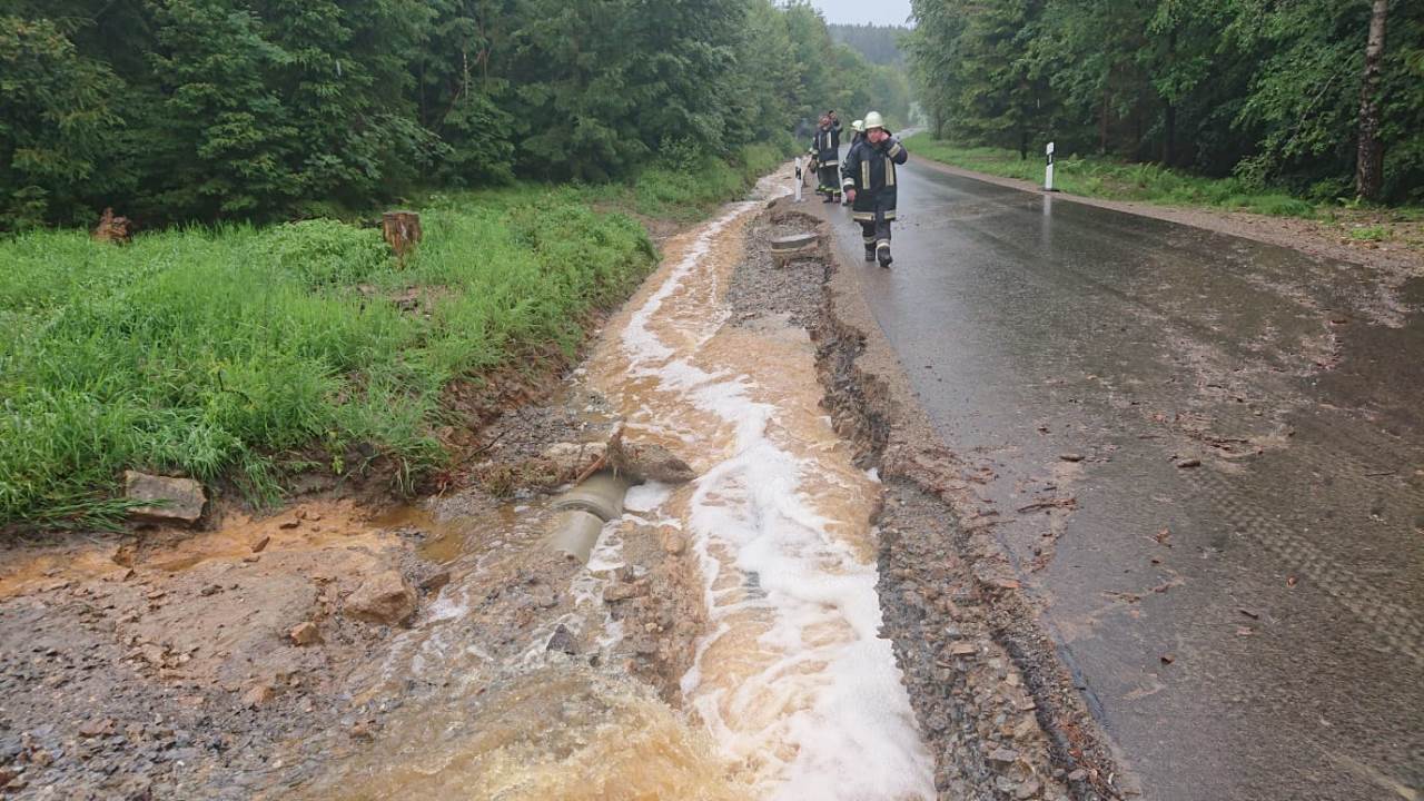 Nach dem Unwetter ist die Gemeindeverbindungsstraße zwischen Miesbrunn und Reinhardsrieth wieder gesperrt. Die Schäden sind enorm.