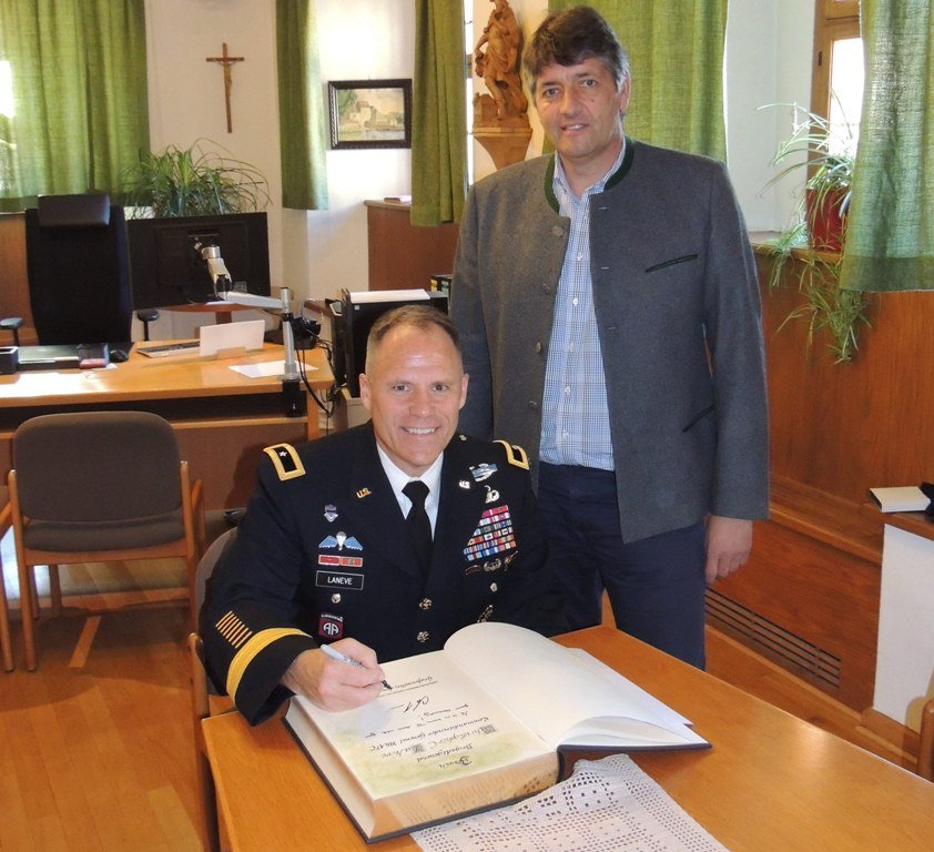 General Christopher LaNeve Truppenübungsplatz Grafenwöhr aufwertung neues Kommando 2 Goldenes Buch der Stadt Grafenwöhr