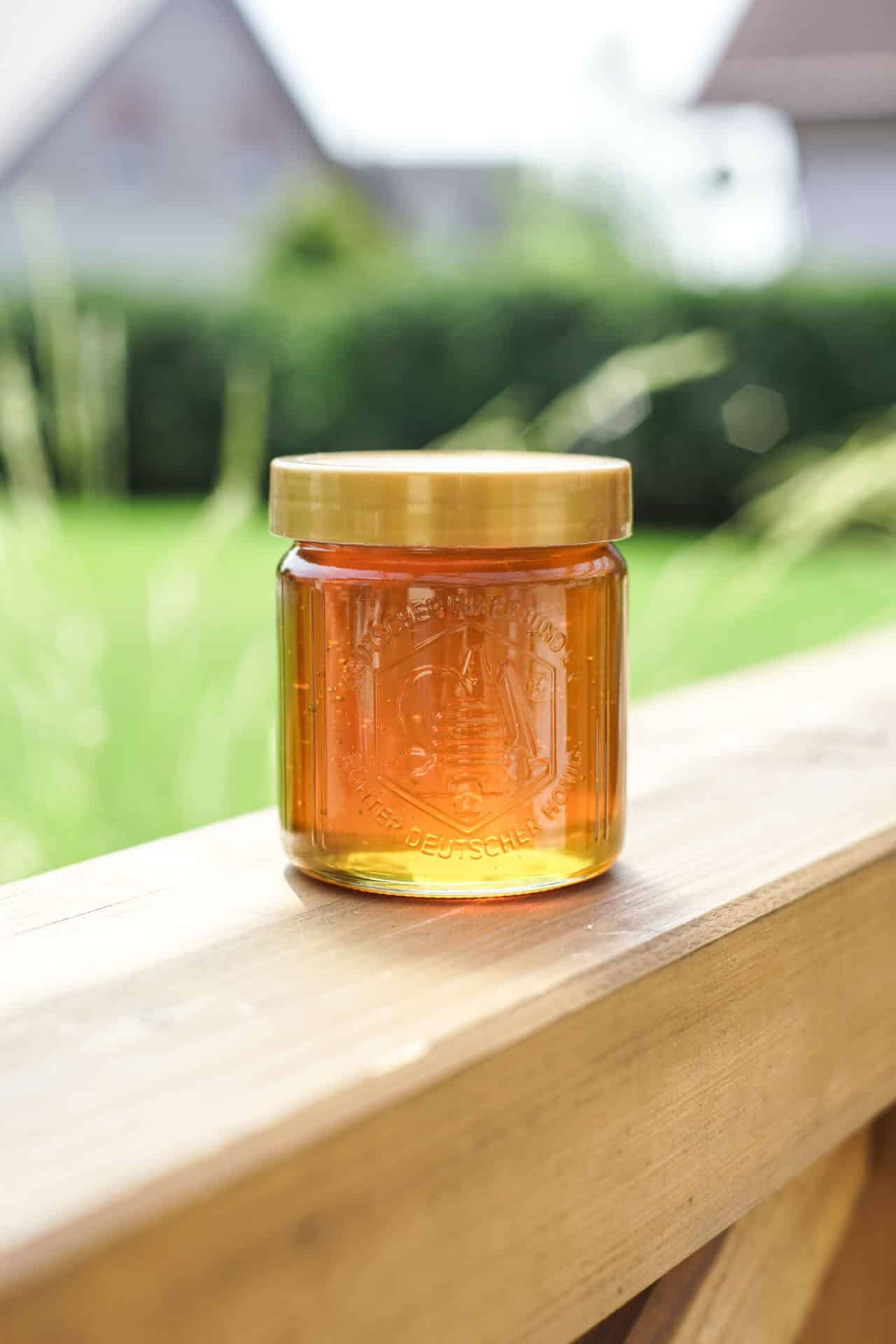 Der Honig kommt so ins Glas, wie ihn die Bienen erzeugen. Bild: Landkreis Neustadt/WN
