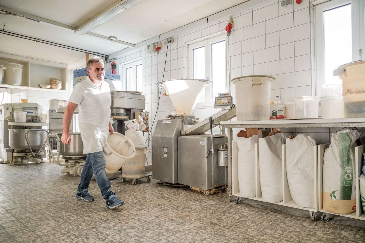 Bevor sich der Tag zu Ende neigt, wird aus dem Bäcker ein Hobby-Brauer. Bild: Landkreis Neustadt/WN 