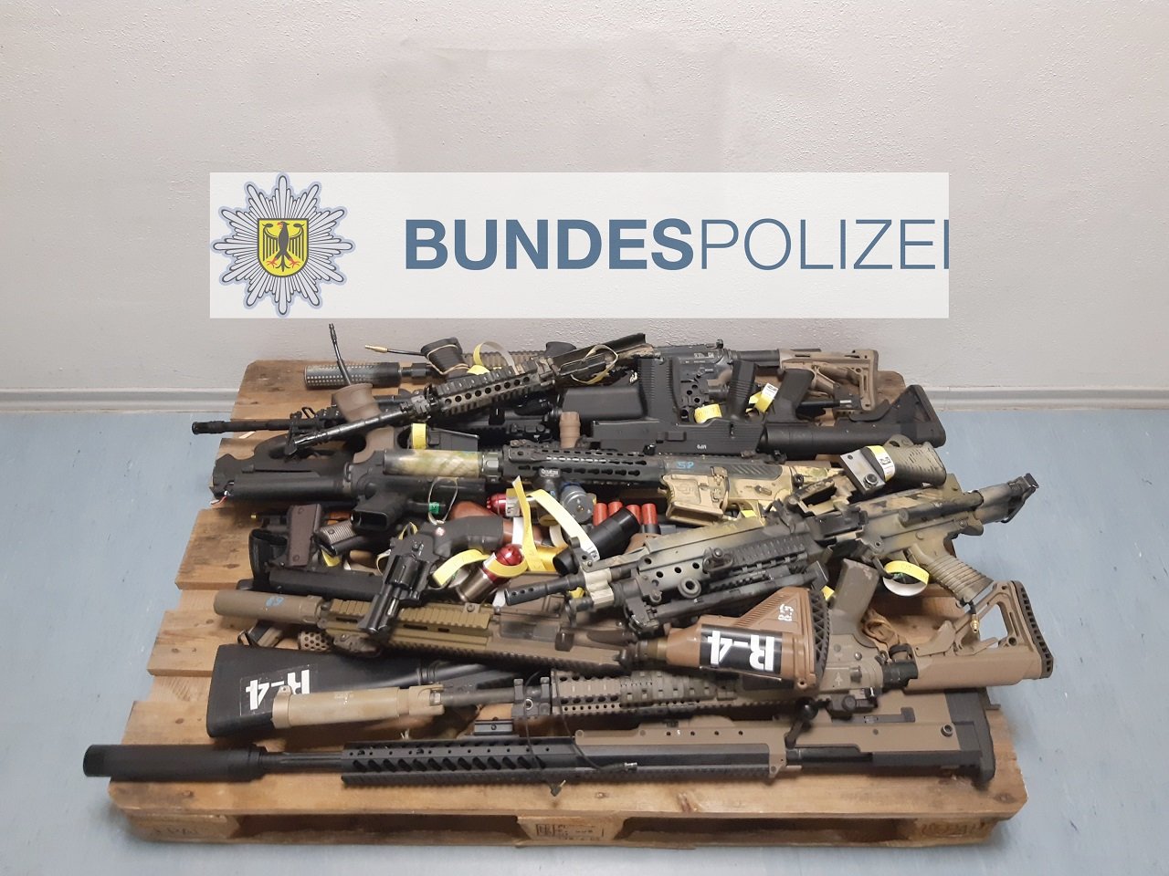 Gesamtaufnahme_Softairwaffen Waidhauser Beamte Bild Bundespolizei Waidhaus