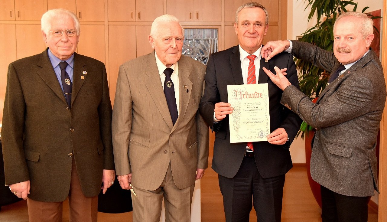 Goldene Ehrennadel für Oberbürgermeister Kurt Seggewiß OB Weiden Rathaus Bild Jürgen Wilke