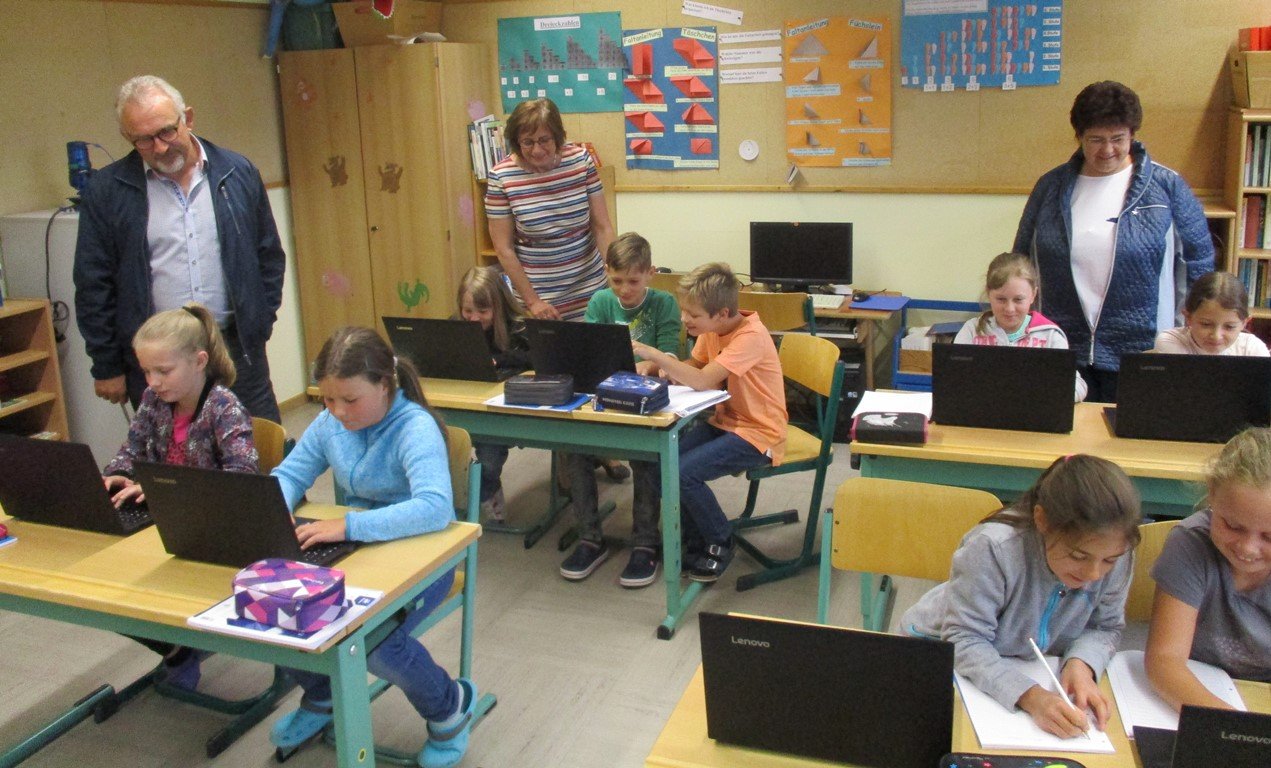 Grundschule Püchersreuth digitale Bildung Laptops für Grundschüler Bild Tom Kreuzer