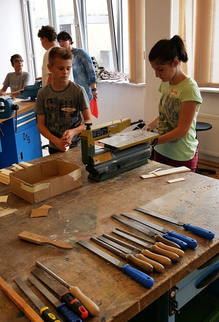 Gustl-Lang-Wirtschaftsschule, Holz Werkstatt-Tage Malen Schüler Schule Weiden 1