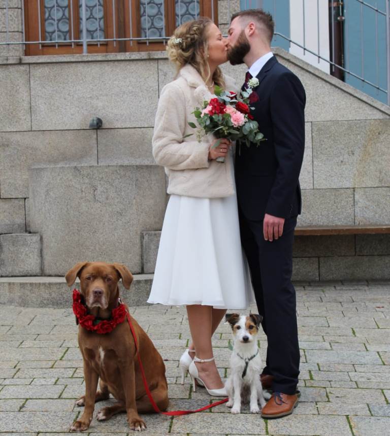 Kim und Sandro haben am 31. Oktober 2020 geheiratet - mit dabei auch die vierbeinigen Lieblinge. Bild: privat. 