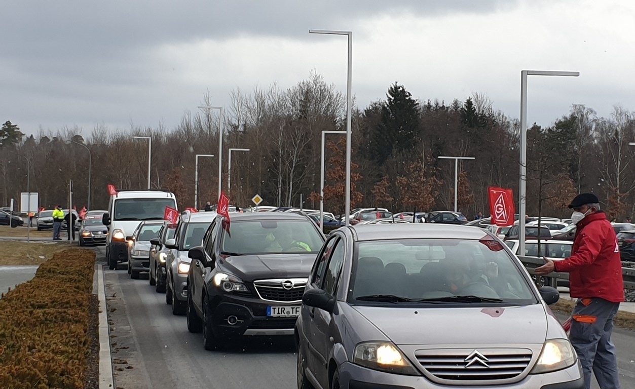 Mitarbeiter der Hamm AG haben sich am Mittwoch mit einem Autokonvoi an den Warnstreiks beteiligt. Bild: IG Metall. 