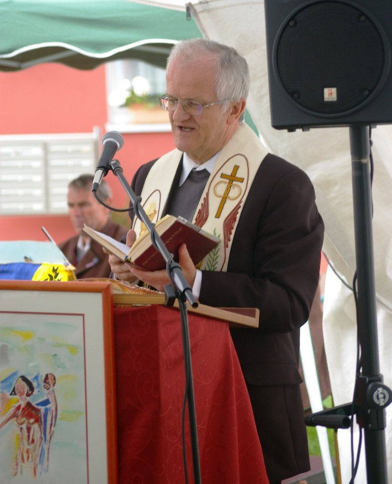 Pfarrer Josef Häring segnete das neue Gebäude