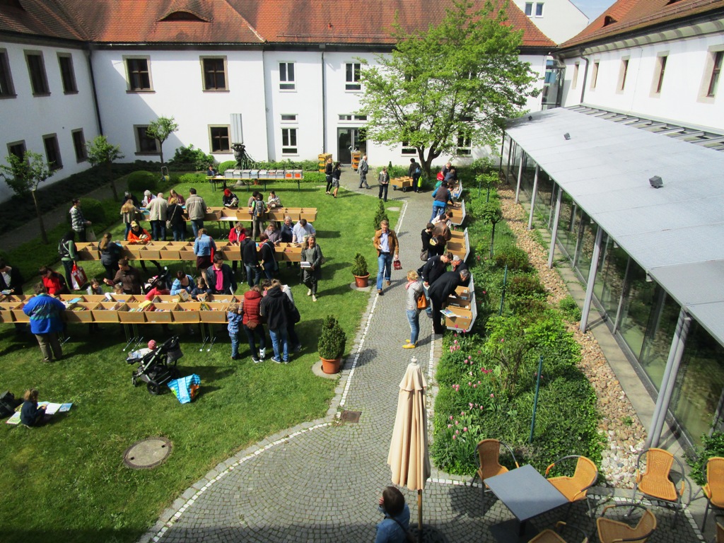Regionalbibliothek Weiden, Bücherflohmarkt, Innenhof