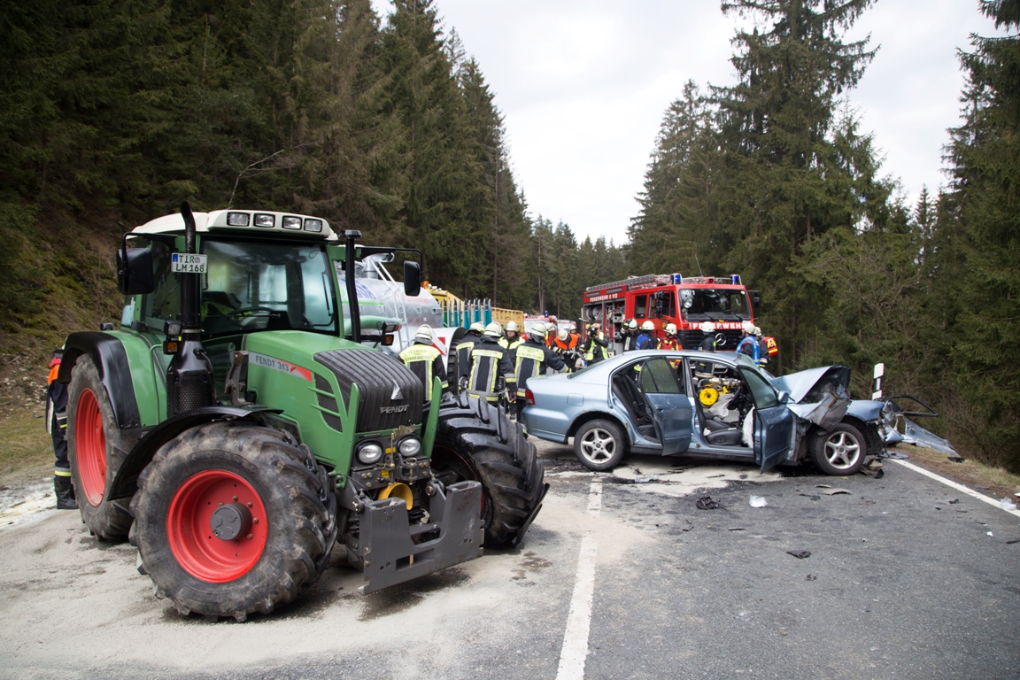 PKW gegen Traktor Naabtalkreuzung ST 2177