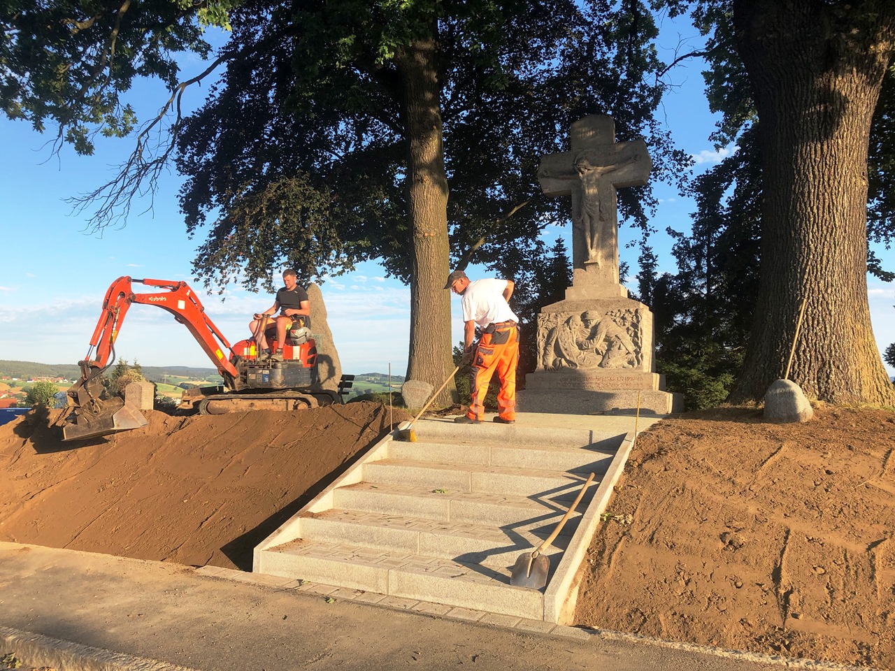 Bauhofmitarbeiter sanieren Kriegerdenkmal in Neuhaus!