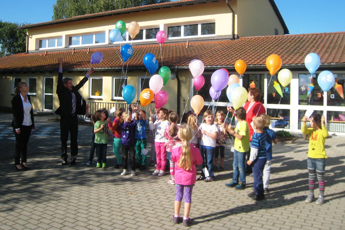 Im letzten Jahr ließen die Schulanfänger Ballons steigen. Was sie wohl in diesem Jahr am ersten Schultag erwartet?